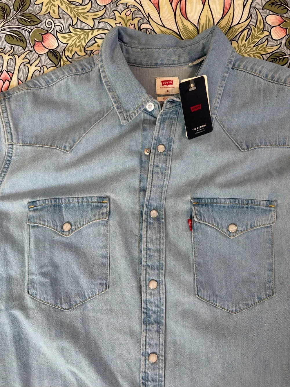 Levi's Light Blue Short-Sleeve Denim Western Shirt - Snap Front. Size L.